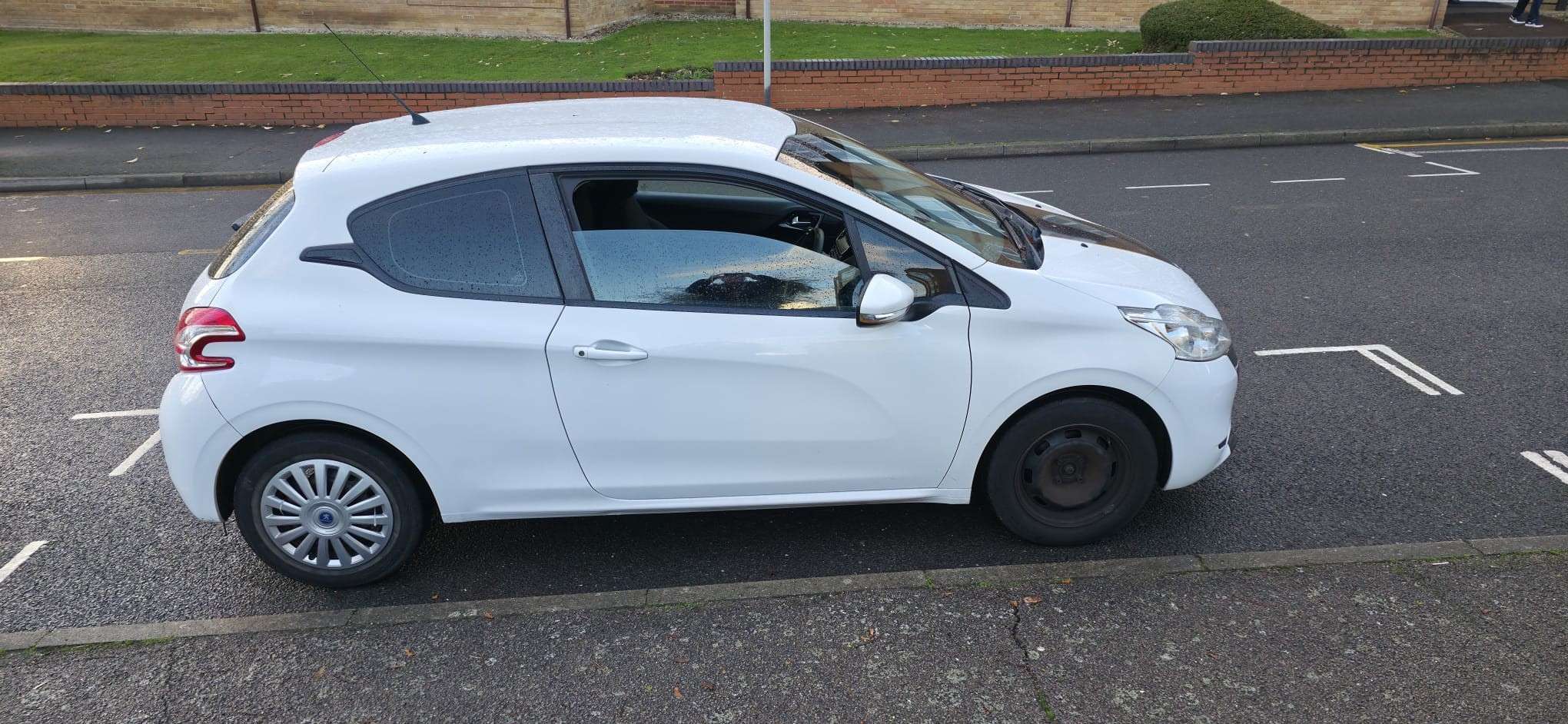 2015 PEUGEOT 208 2015 PEUGEOT 208