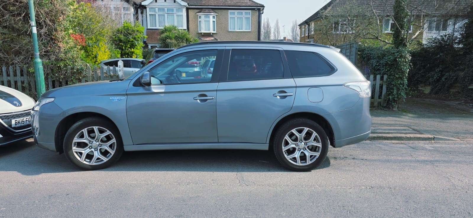 A 2014 MITSUBISHI OUTLANDER 2.0h 12kWh GX3h SUV 5dr Petrol Plug-in Hybrid CVT 4WD Euro 5 (s/s) (200 ps) A 2014 MITSUBISHI OUTLANDER 2.0h 12kWh GX3h SUV 5dr Petrol Plug-in Hybrid CVT 4WD Euro 5 (s/s) (200 ps)