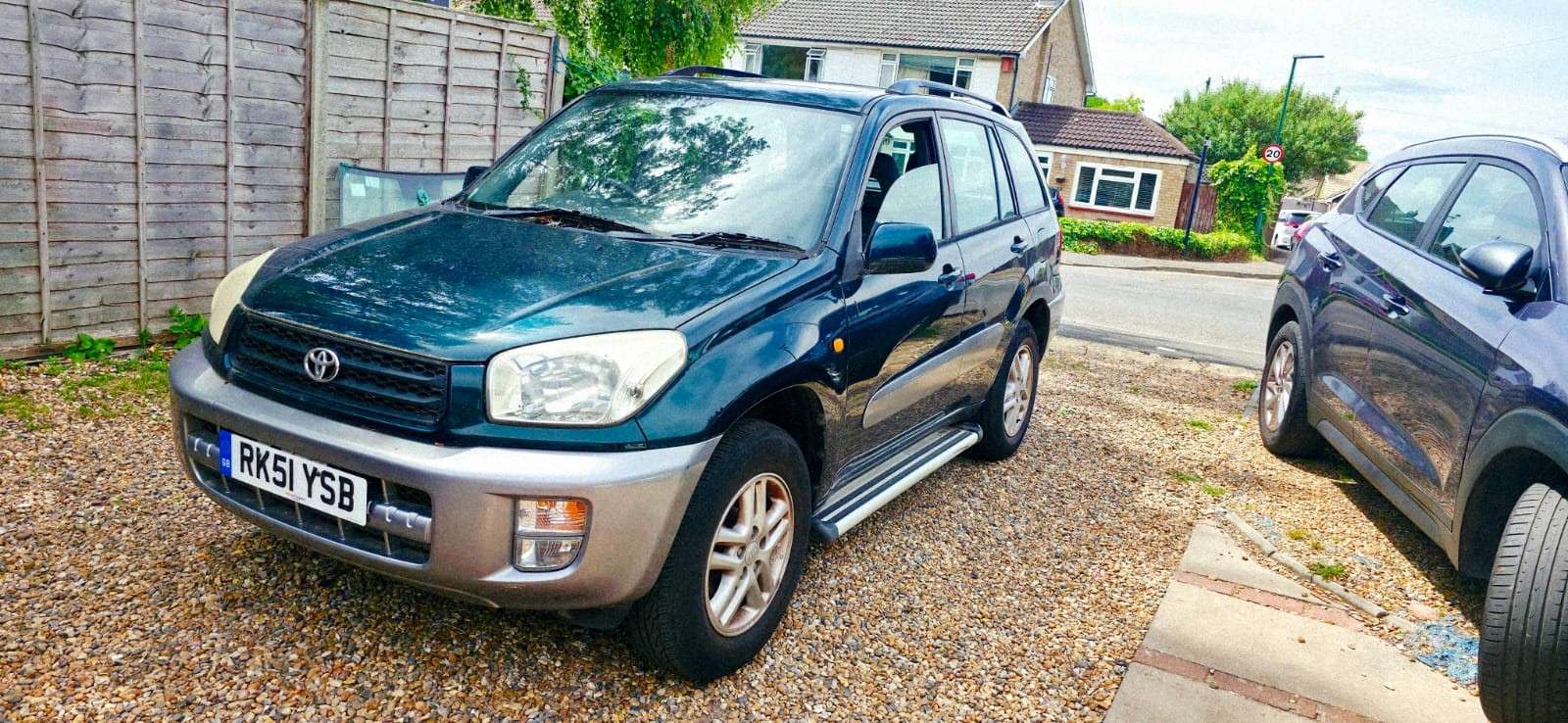 A 2001 TOYOTA RAV4 2.0 VVT-i GX SUV 5dr Petrol Automatic 4WD (224 g/km, 147 bhp) A 2001 TOYOTA RAV4 2.0 VVT-i GX SUV 5dr Petrol Automatic 4WD (224 g/km, 147 bhp)