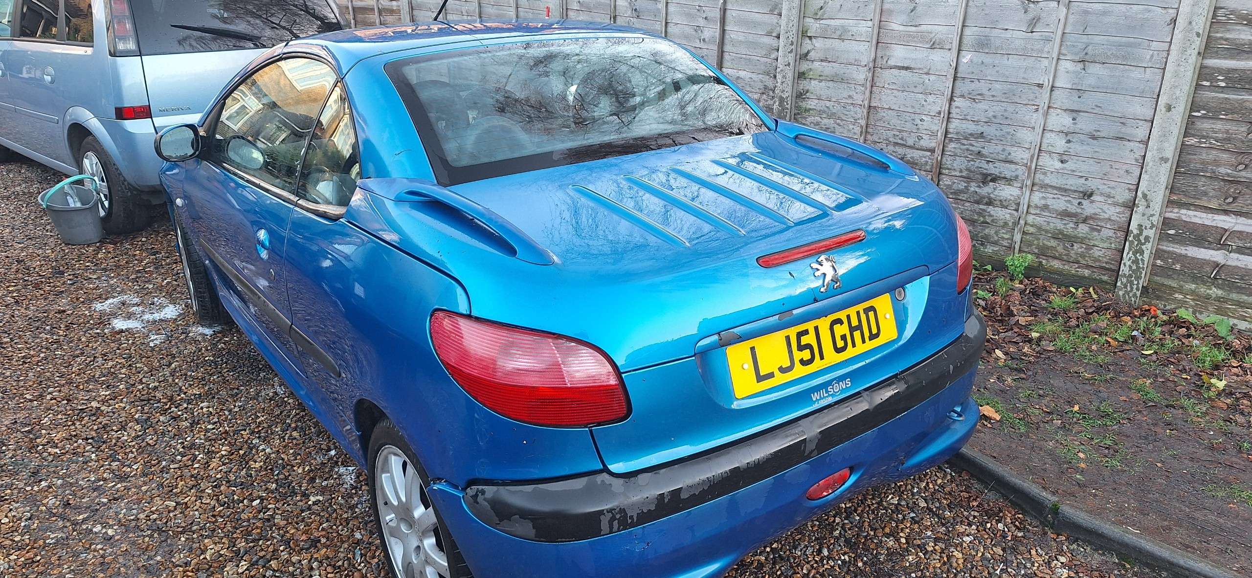 A 2001 PEUGEOT 206 CC 2.0 16v SE Convertible 2dr Petrol Manual (191 g/km, 138 bhp) A 2001 PEUGEOT 206 CC 2.0 16v SE Convertible 2dr Petrol Manual (191 g/km, 138 bhp)