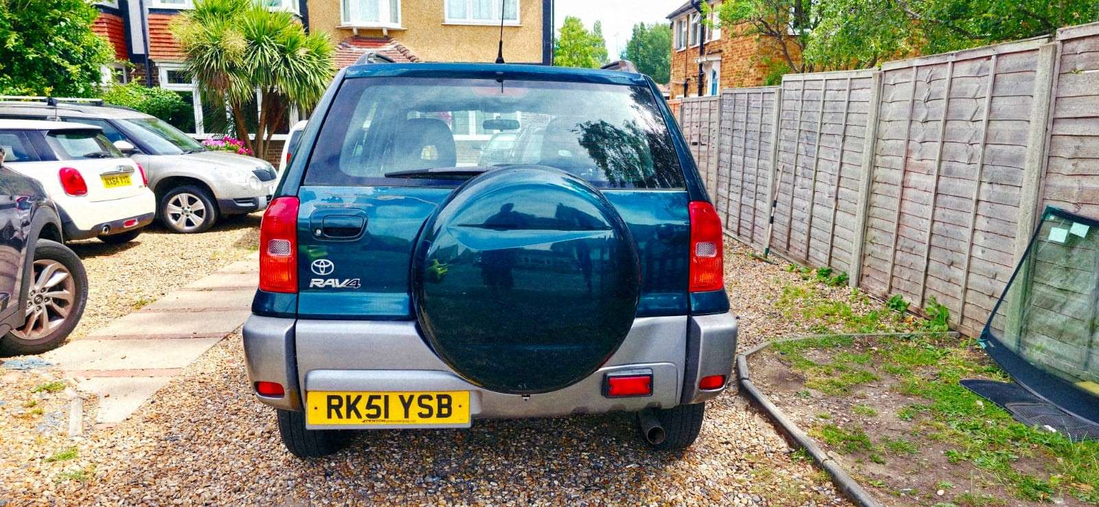 A 2001 TOYOTA RAV4 2.0 VVT-i GX SUV 5dr Petrol Automatic 4WD (224 g/km, 147 bhp) A 2001 TOYOTA RAV4 2.0 VVT-i GX SUV 5dr Petrol Automatic 4WD (224 g/km, 147 bhp)