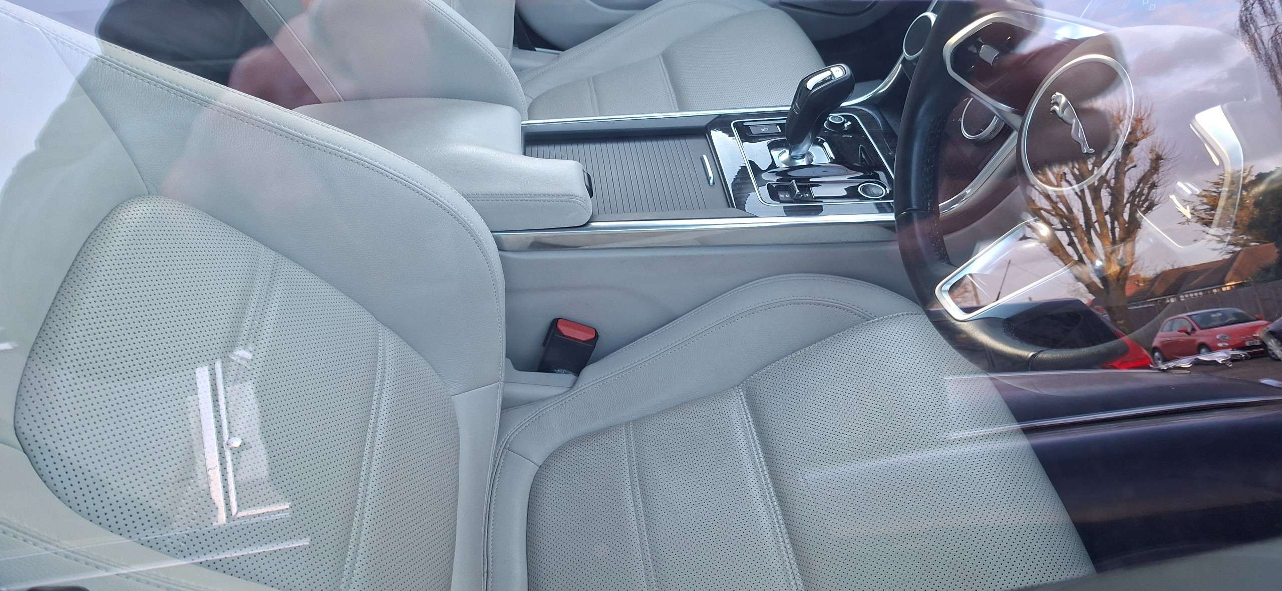 A 2019 JAGUAR XE 2.0 P250i S Saloon 4dr Petrol Auto Euro 6 (s/s) (250 ps) A 2019 JAGUAR XE 2.0 P250i S Saloon 4dr Petrol Auto Euro 6 (s/s) (250 ps)