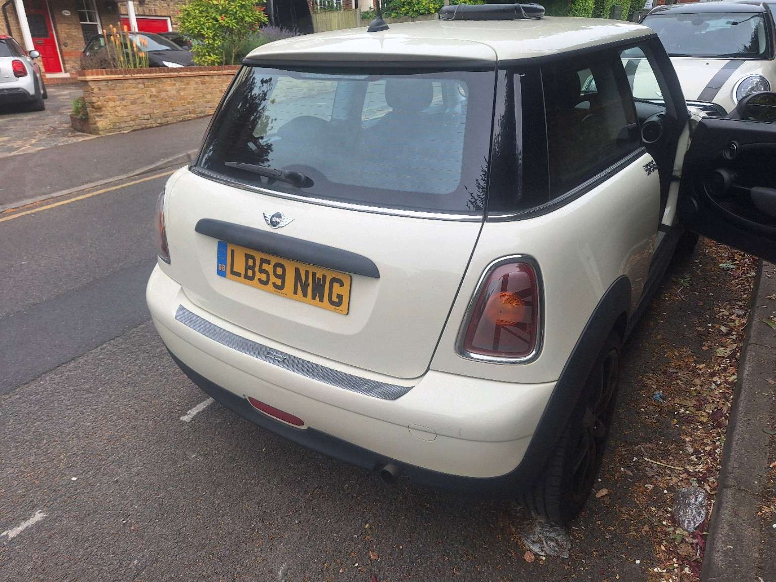 A 2009 MINI HATCH COOPER 1.4 One 3dr A 2009 MINI HATCH COOPER 1.4 One 3dr