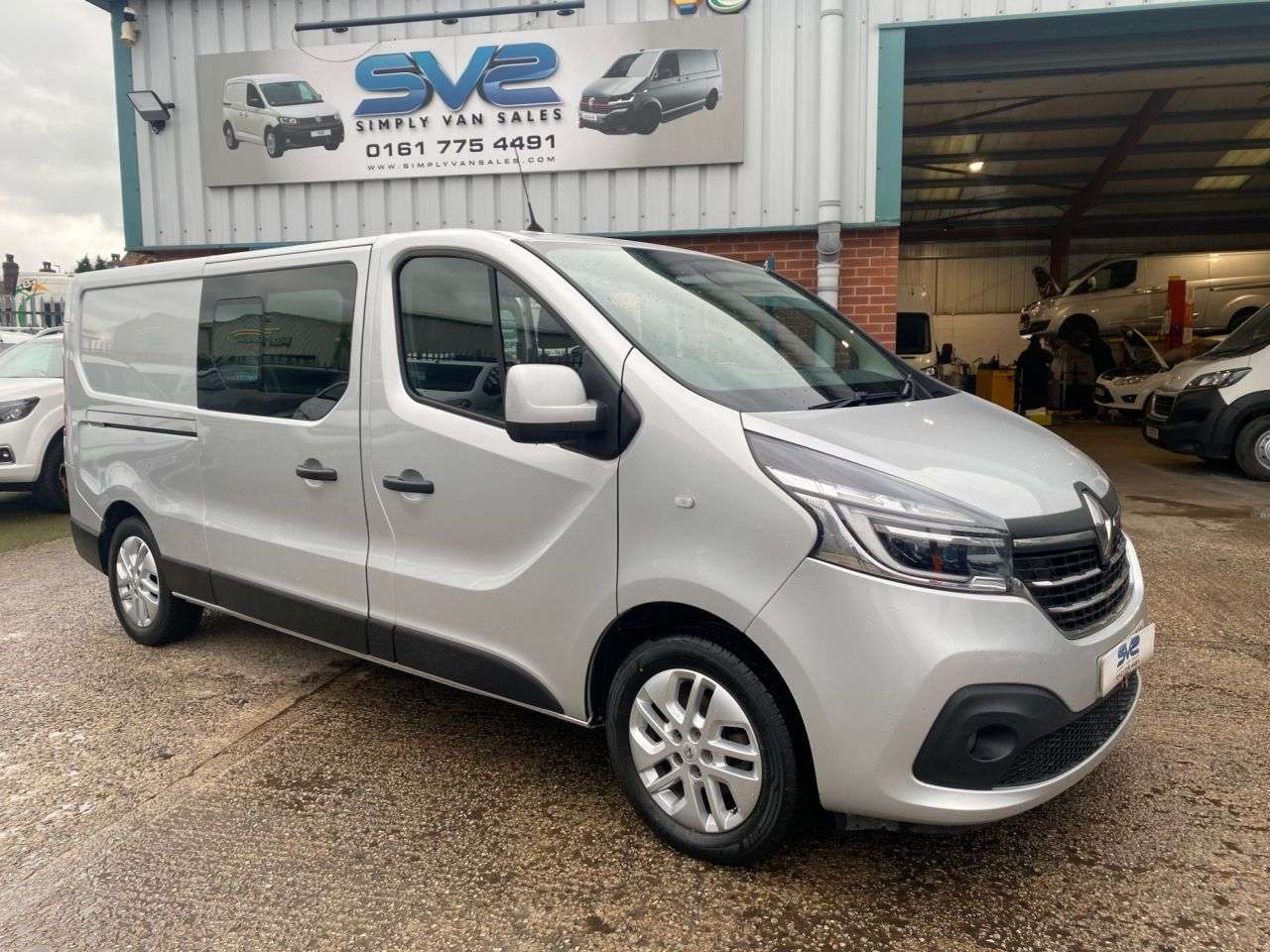 A 2019 RENAULT TRAFIC 2.0 ENERGY 30 SPORT 6 SEAT L2 LWB SILVER CREW VAN *AIRCON* A 2019 RENAULT TRAFIC 2.0 ENERGY 30 SPORT 6 SEAT L2 LWB SILVER CREW VAN *AIRCON*