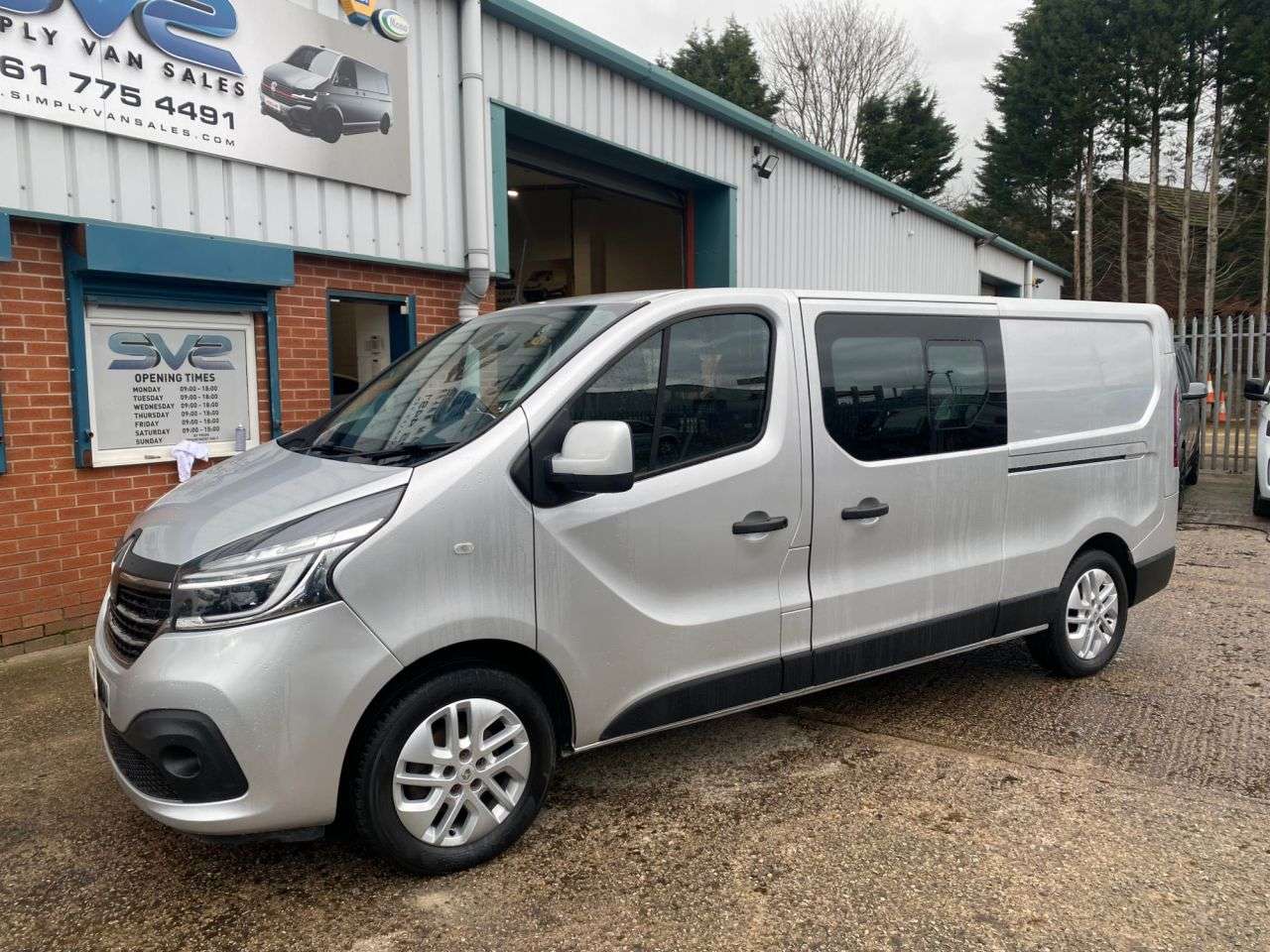 A 2019 RENAULT TRAFIC 2.0 ENERGY 30 SPORT 6 SEAT L2 LWB SILVER CREW VAN *AIRCON* A 2019 RENAULT TRAFIC 2.0 ENERGY 30 SPORT 6 SEAT L2 LWB SILVER CREW VAN *AIRCON*