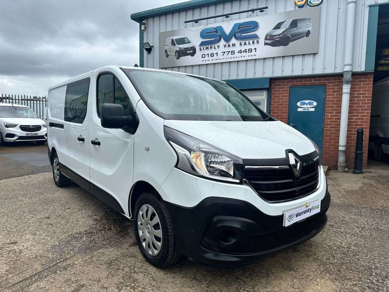 A 2021 RENAULT TRAFIC CREW CAB KOMBI VAN 6 SEATER LWB 120bhp 6 SPEED EURO 6, 17,000 MILES A 2021 RENAULT TRAFIC CREW CAB KOMBI VAN 6 SEATER LWB 120bhp 6 SPEED EURO 6, 17,000 MILES