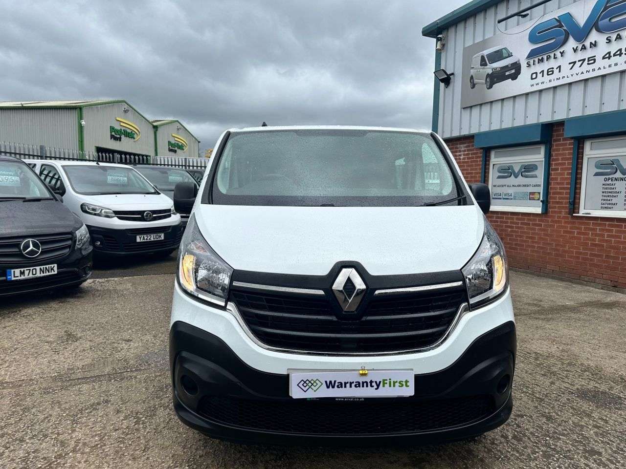 A 2021 RENAULT TRAFIC CREW CAB KOMBI VAN 6 SEATER LWB 120bhp 6 SPEED EURO 6, 17,000 MILES A 2021 RENAULT TRAFIC CREW CAB KOMBI VAN 6 SEATER LWB 120bhp 6 SPEED EURO 6, 17,000 MILES