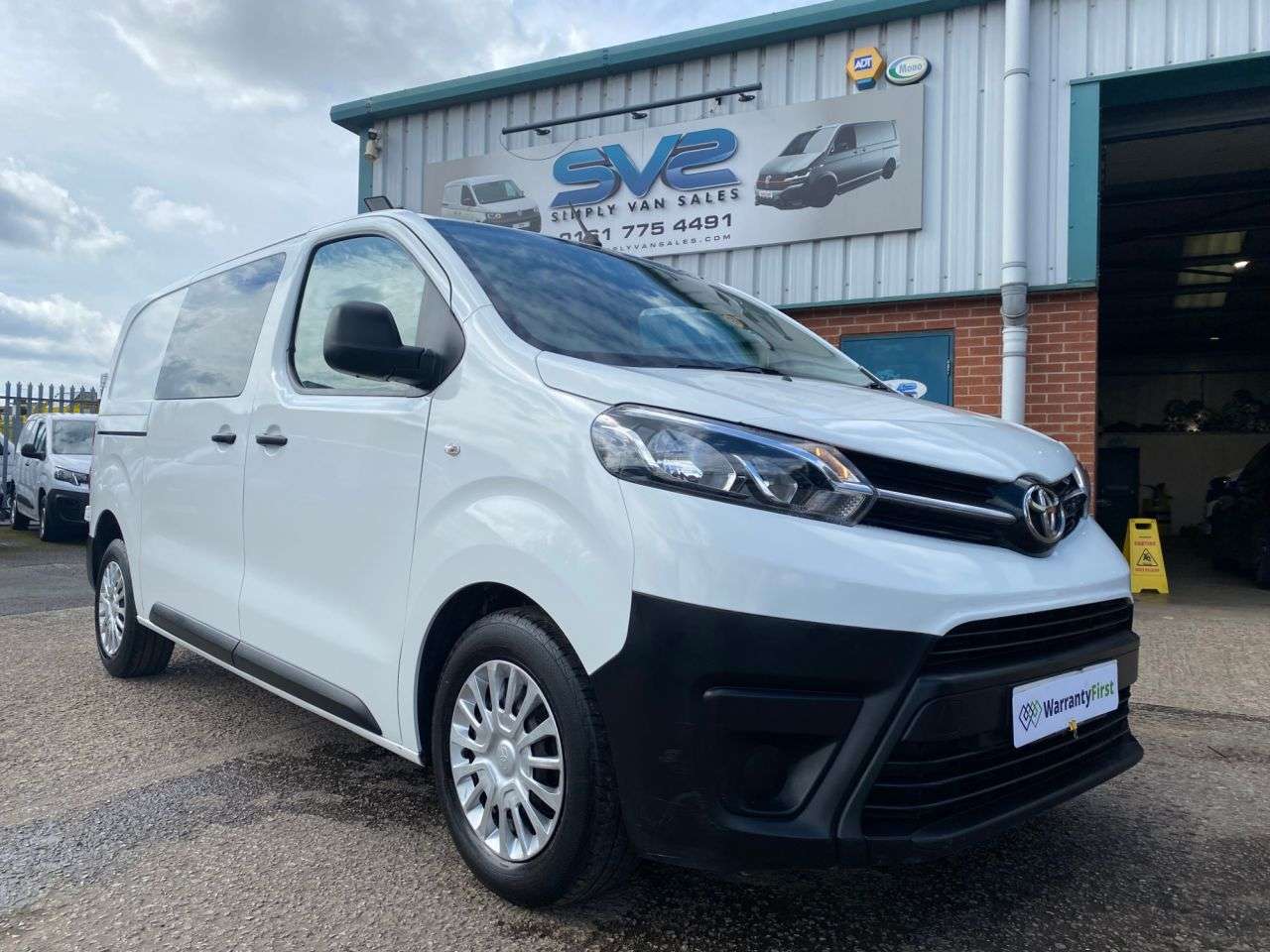 A 2020 TOYOTA PROACE 2.0d MWB CREW CAB COMBI 6 SEATER VAN EURO 6 120bhp WITH AIR CON A 2020 TOYOTA PROACE 2.0d MWB CREW CAB COMBI 6 SEATER VAN EURO 6 120bhp WITH AIR CON