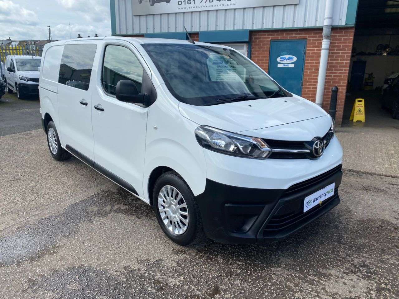 A 2020 TOYOTA PROACE 2.0d MWB CREW CAB COMBI 6 SEATER VAN EURO 6 120bhp WITH AIR CON A 2020 TOYOTA PROACE 2.0d MWB CREW CAB COMBI 6 SEATER VAN EURO 6 120bhp WITH AIR CON