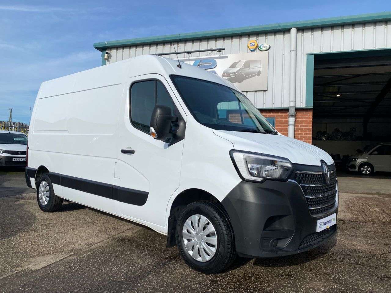 A 2021 RENAULT MASTER 2.3 dCi 35 BUSINESS + FWD MWB Medium Roof Euro 6 135bhp WITH AIR CON A 2021 RENAULT MASTER 2.3 dCi 35 BUSINESS + FWD MWB Medium Roof Euro 6 135bhp WITH AIR CON