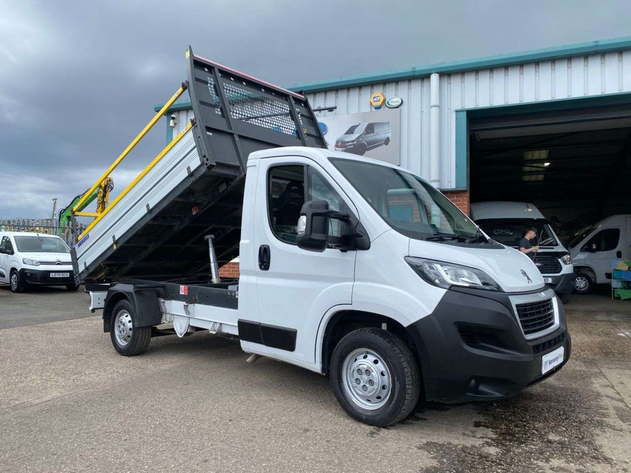 A 2022 PEUGEOT BOXER 2.2 BlueHDi 335 BUILT FOR BUSINESS ALLOY TIPPER L2 EURO 6 140bhp A 2022 PEUGEOT BOXER 2.2 BlueHDi 335 BUILT FOR BUSINESS ALLOY TIPPER L2 EURO 6 140bhp