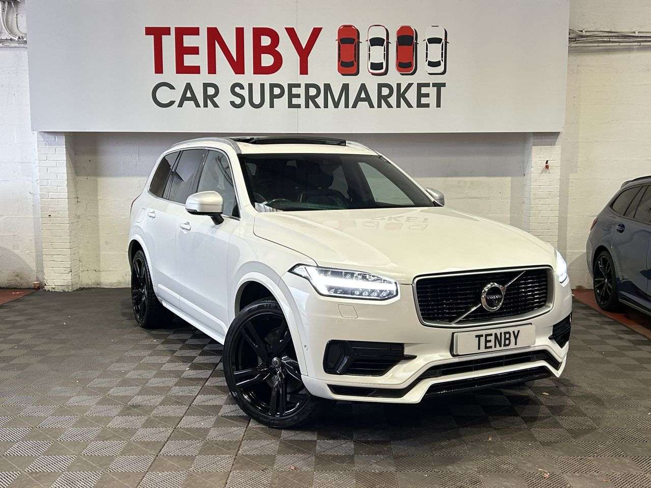 A 2017 VOLVO XC90 2.0h T8 Twin Engine 9.2kWh R-Design SUV 5dr Petrol Plug-in Hybrid Auto 4WD A 2017 VOLVO XC90 2.0h T8 Twin Engine 9.2kWh R-Design SUV 5dr Petrol Plug-in Hybrid Auto 4WD