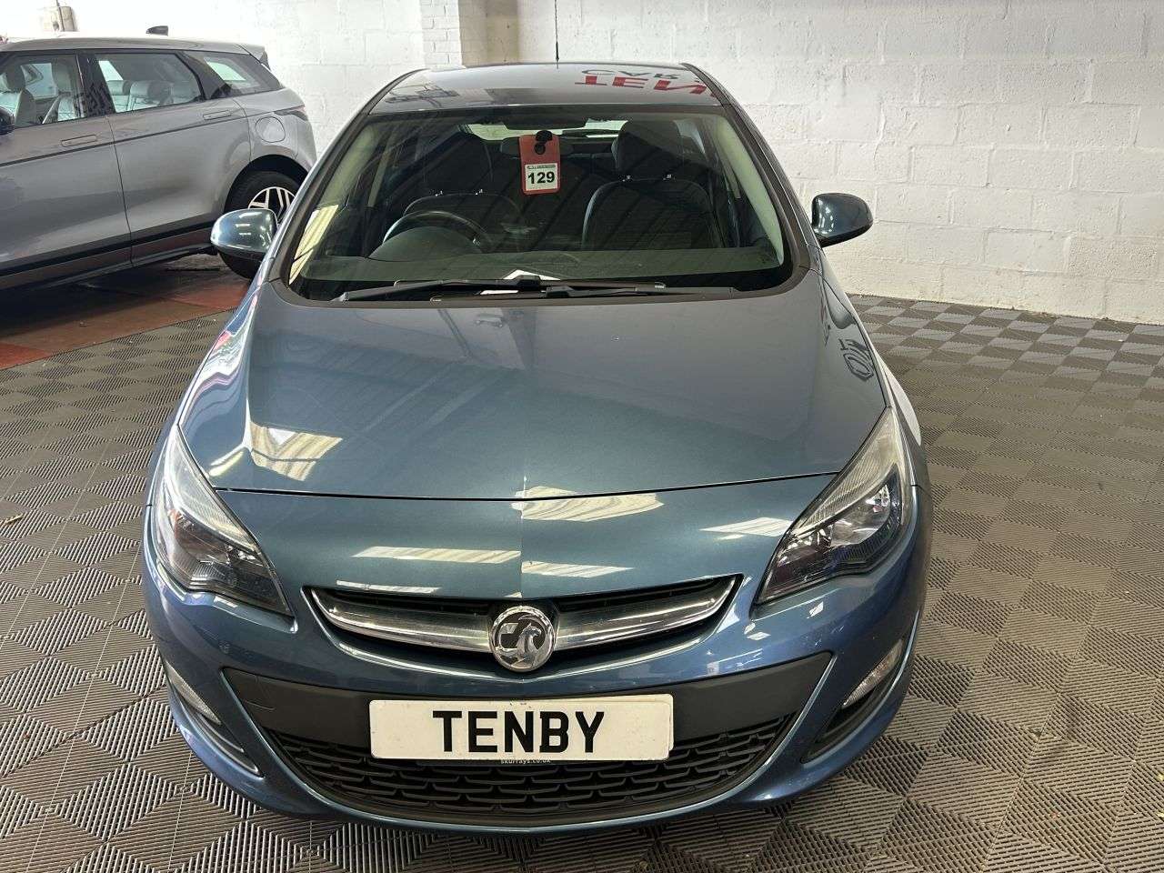 A 2015 VAUXHALL ASTRA 1.4i Excite Hatchback 5dr Petrol Manual Euro 6 (100 ps) A 2015 VAUXHALL ASTRA 1.4i Excite Hatchback 5dr Petrol Manual Euro 6 (100 ps)