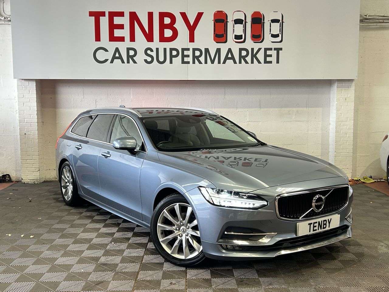 A 2019 VOLVO V90 2.0 T4 Momentum Plus Estate 5dr Petrol Auto Euro 6 (s/s) (190 ps) A 2019 VOLVO V90 2.0 T4 Momentum Plus Estate 5dr Petrol Auto Euro 6 (s/s) (190 ps)