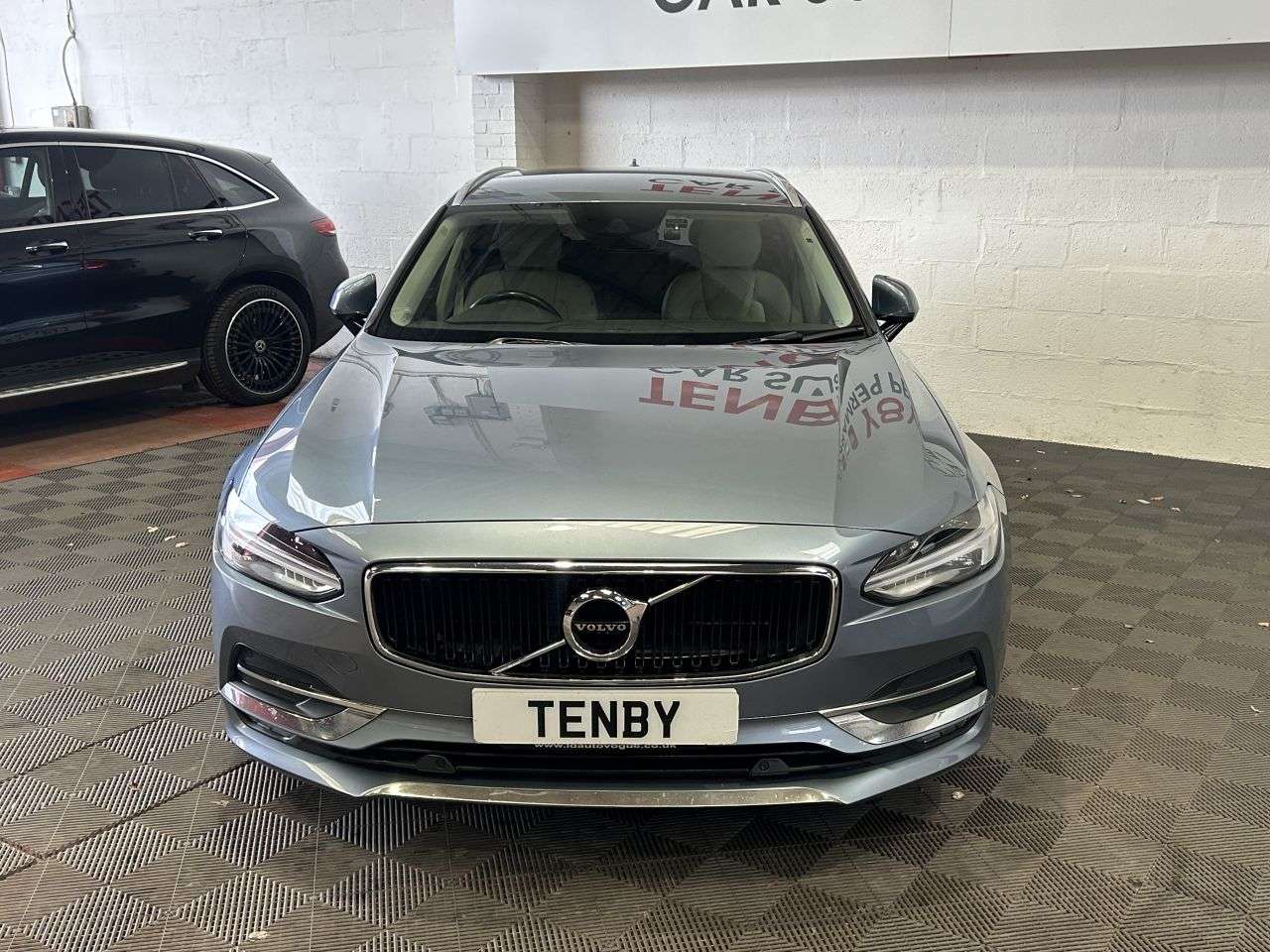 A 2019 VOLVO V90 2.0 T4 Momentum Plus Estate 5dr Petrol Auto Euro 6 (s/s) (190 ps) A 2019 VOLVO V90 2.0 T4 Momentum Plus Estate 5dr Petrol Auto Euro 6 (s/s) (190 ps)