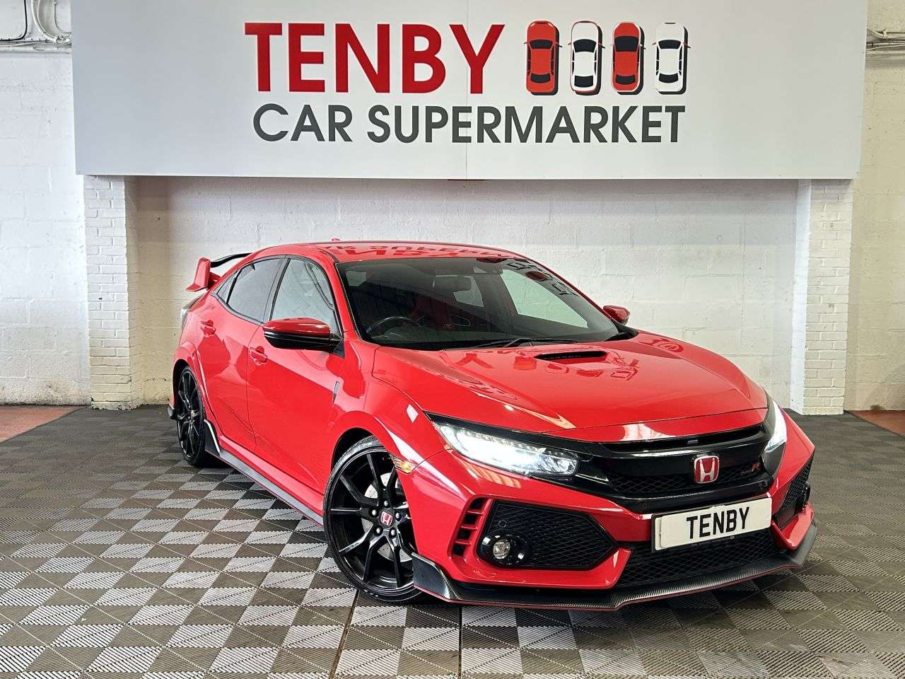 A 2017 HONDA CIVIC 2.0 i-VTEC Type R GT Hatchback 5dr Petrol Manual Euro 6 (s/s) (320 ps) SPOR A 2017 HONDA CIVIC 2.0 i-VTEC Type R GT Hatchback 5dr Petrol Manual Euro 6 (s/s) (320 ps) SPOR