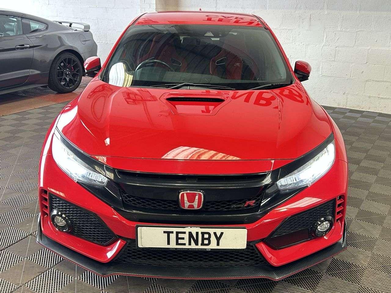 A 2017 HONDA CIVIC 2.0 i-VTEC Type R GT Hatchback 5dr Petrol Manual Euro 6 (s/s) (320 ps) SPOR A 2017 HONDA CIVIC 2.0 i-VTEC Type R GT Hatchback 5dr Petrol Manual Euro 6 (s/s) (320 ps) SPOR