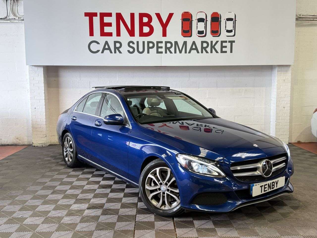 A 2015 MERCEDES-BENZ C-CLASS 2.1 C300dh Sport (Premium) Saloon 4dr Diesel Hybrid G-Tronic+ Euro 6 (s/s) A 2015 MERCEDES-BENZ C-CLASS 2.1 C300dh Sport (Premium) Saloon 4dr Diesel Hybrid G-Tronic+ Euro 6 (s/s)