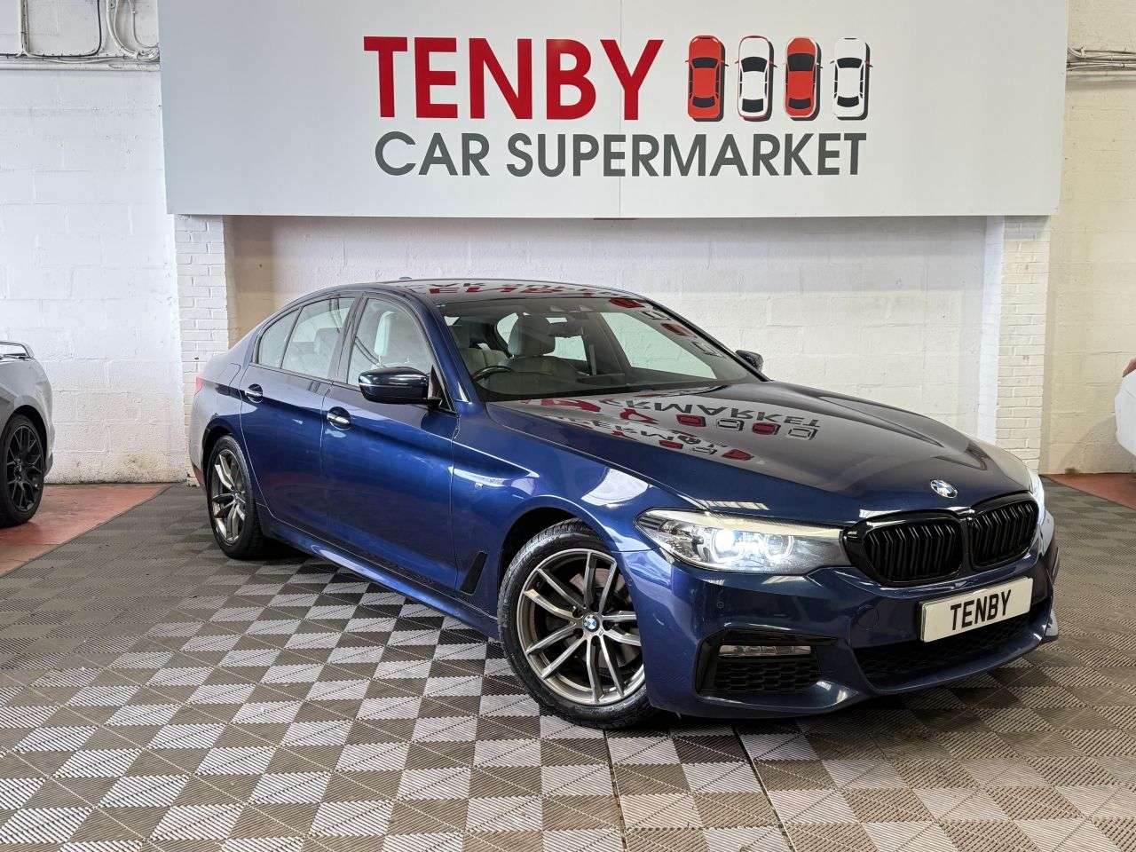 A 2017 BMW 5 SERIES 2.0 520d M Sport Saloon 4dr Diesel Auto Euro 6 (s/s) (190 ps) AMBIENT LIGHT A 2017 BMW 5 SERIES 2.0 520d M Sport Saloon 4dr Diesel Auto Euro 6 (s/s) (190 ps) AMBIENT LIGHT
