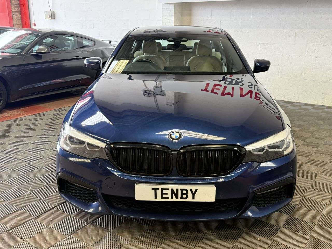 A 2017 BMW 5 SERIES 2.0 520d M Sport Saloon 4dr Diesel Auto Euro 6 (s/s) (190 ps) AMBIENT LIGHT A 2017 BMW 5 SERIES 2.0 520d M Sport Saloon 4dr Diesel Auto Euro 6 (s/s) (190 ps) AMBIENT LIGHT