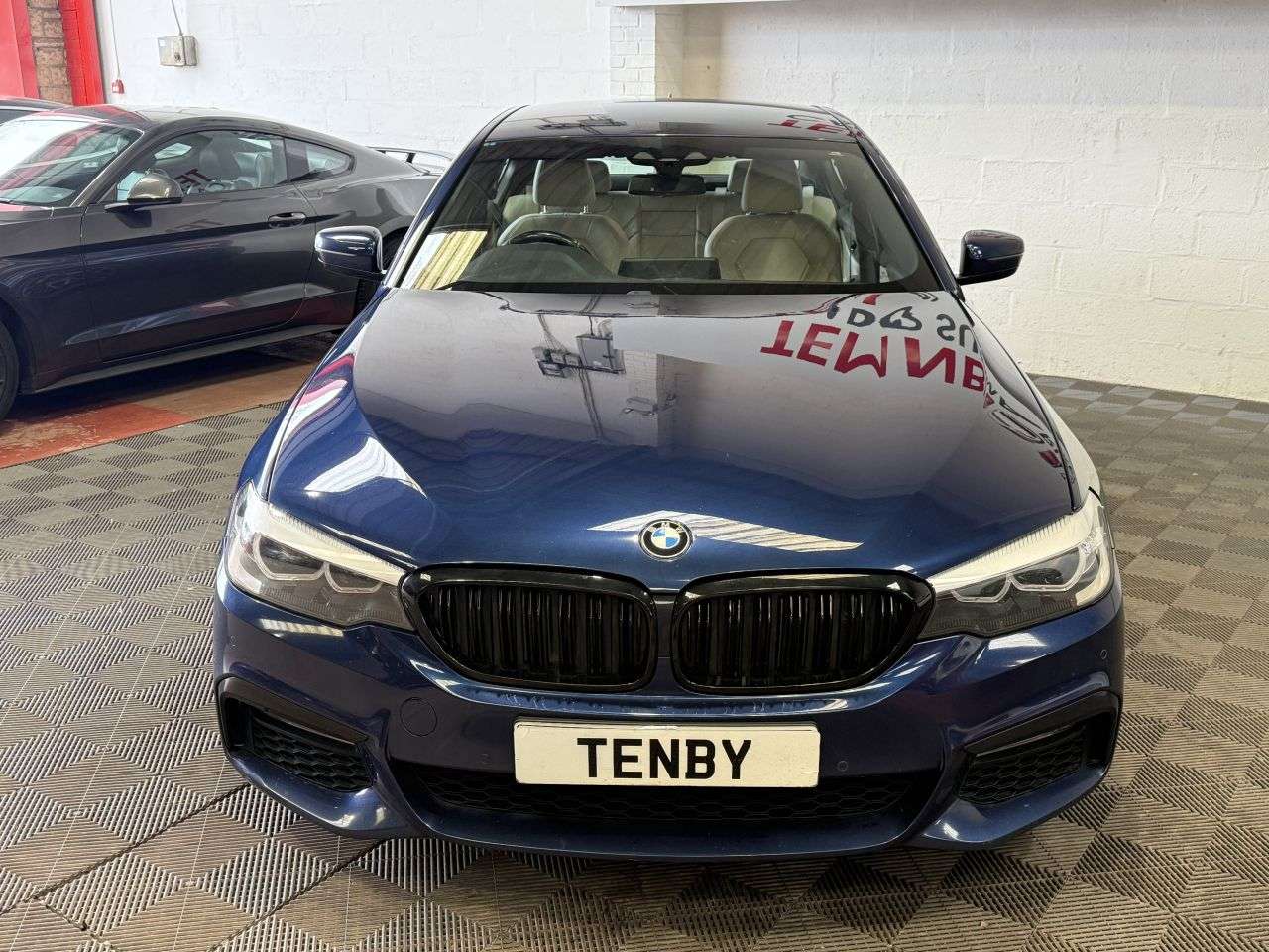 A 2017 BMW 5 SERIES 2.0 520d M Sport Saloon 4dr Diesel Auto Euro 6 (s/s) (190 ps) AMBIENT LIGHT A 2017 BMW 5 SERIES 2.0 520d M Sport Saloon 4dr Diesel Auto Euro 6 (s/s) (190 ps) AMBIENT LIGHT