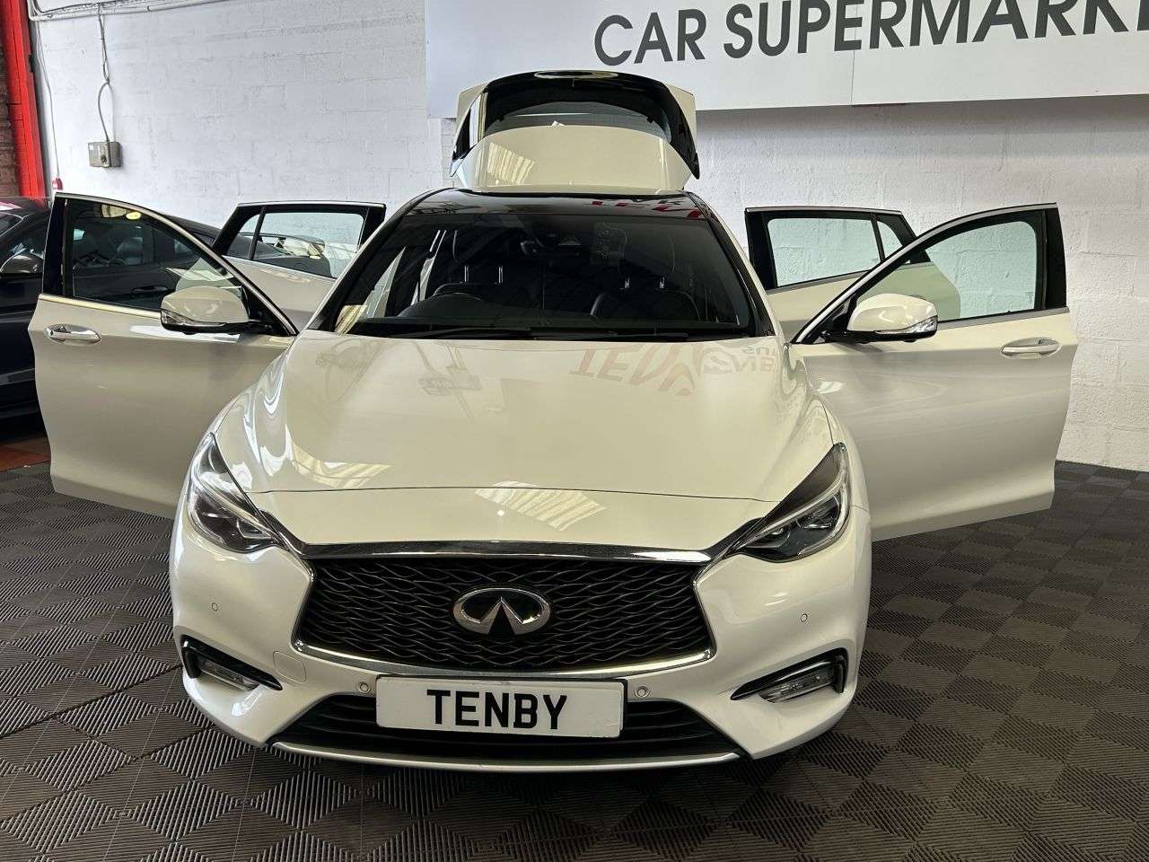 2016 INFINITI Q30 2016 INFINITI Q30