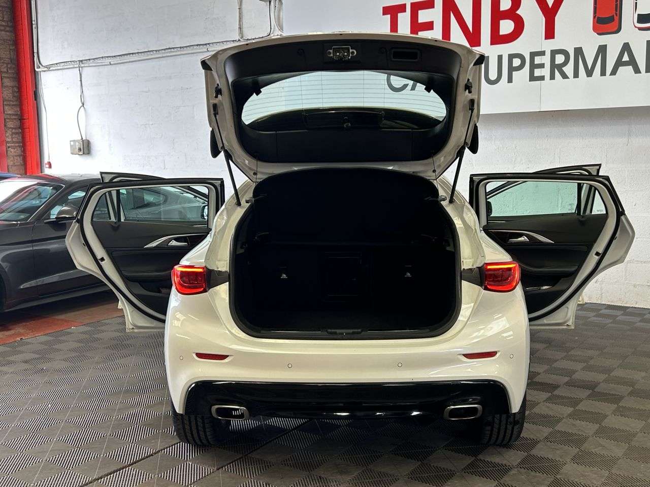 2016 INFINITI Q30 2016 INFINITI Q30