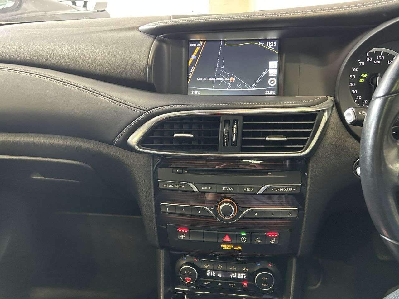 2016 INFINITI Q30 2016 INFINITI Q30