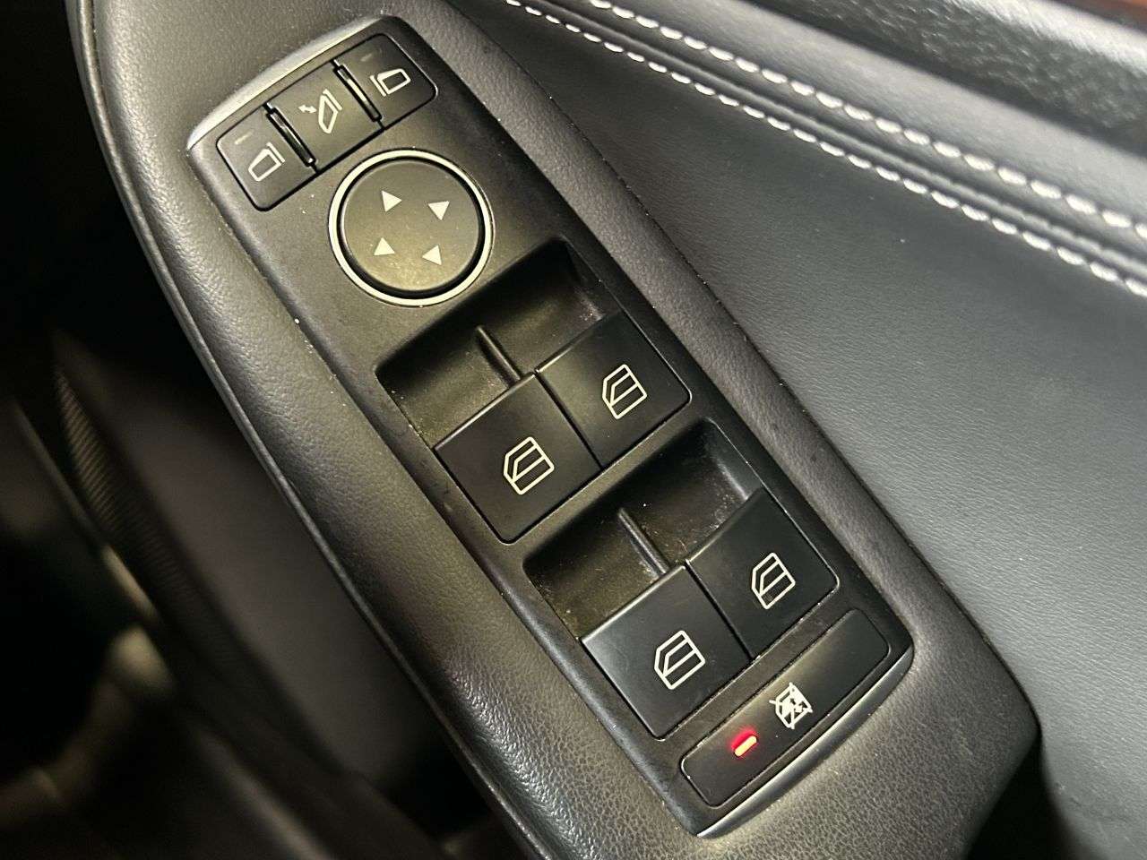 2016 INFINITI Q30 2016 INFINITI Q30