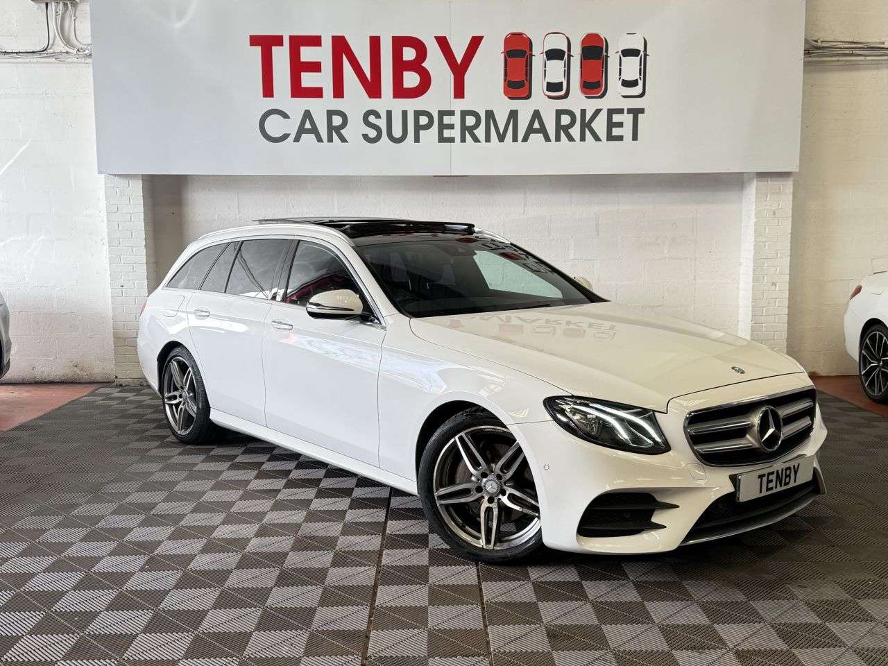 A 2017 MERCEDES-BENZ E-CLASS 2.0 E220d AMG Line (Premium) Estate 5dr Diesel G-Tronic+ Euro 6 (s/s) (194 A 2017 MERCEDES-BENZ E-CLASS 2.0 E220d AMG Line (Premium) Estate 5dr Diesel G-Tronic+ Euro 6 (s/s) (194