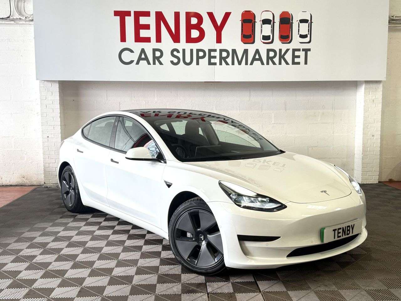 A 2021 TESLA MODEL 3 Standard Range Plus Saloon 4dr Electric Auto RWD (241 bhp) A 2021 TESLA MODEL 3 Standard Range Plus Saloon 4dr Electric Auto RWD (241 bhp)