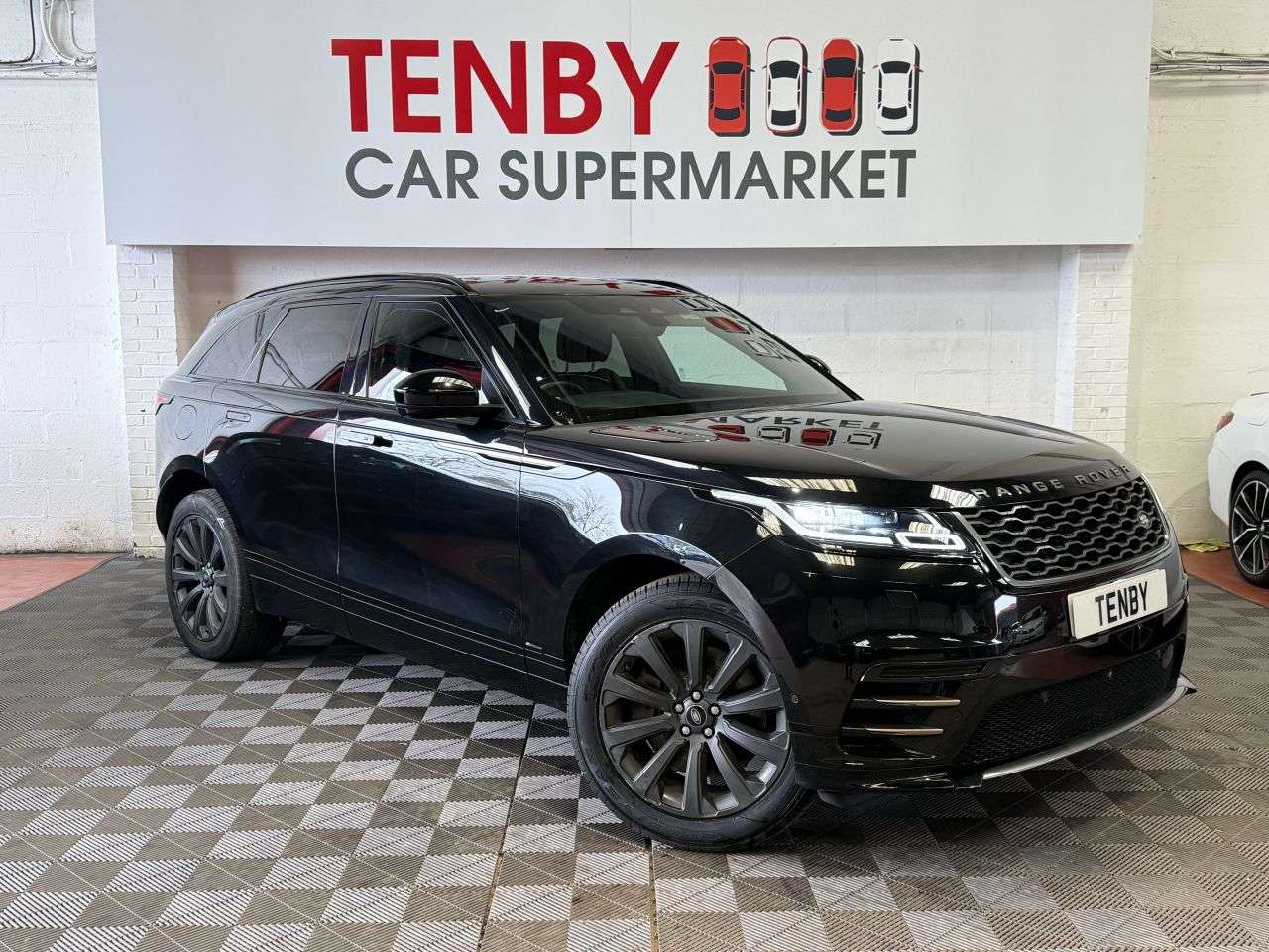 A 2021 LAND ROVER RANGE ROVER VELAR 2.0 P400e 17.1kWh R-Dynamic SE SUV 5dr Petrol Plug-in Hybrid Auto 4WD Euro A 2021 LAND ROVER RANGE ROVER VELAR 2.0 P400e 17.1kWh R-Dynamic SE SUV 5dr Petrol Plug-in Hybrid Auto 4WD Euro