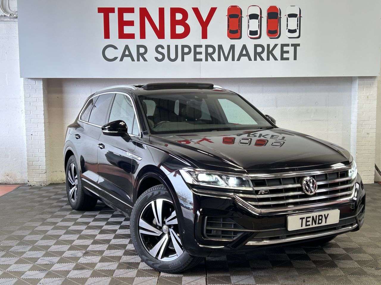 A 2018 VOLKSWAGEN TOUAREG 3.0 TDI V6 R-Line Tech SUV 5dr Diesel Tiptronic 4Motion Euro 6 (s/s) (286 p A 2018 VOLKSWAGEN TOUAREG 3.0 TDI V6 R-Line Tech SUV 5dr Diesel Tiptronic 4Motion Euro 6 (s/s) (286 p