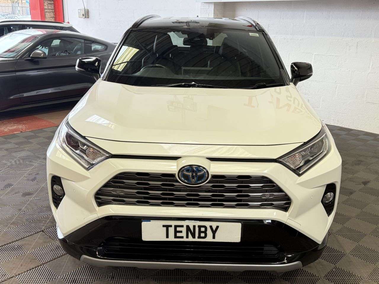 A 2019 TOYOTA RAV4 2.5 VVT-h Dynamic SUV 5dr Petrol Hybrid CVT Euro 6 (s/s) (218 ps) A 2019 TOYOTA RAV4 2.5 VVT-h Dynamic SUV 5dr Petrol Hybrid CVT Euro 6 (s/s) (218 ps)
