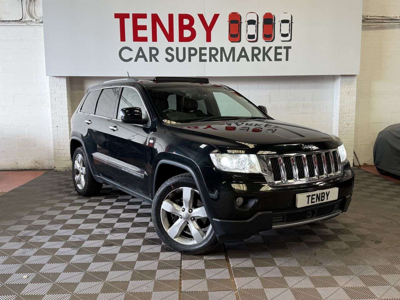 A 2012 JEEP GRAND CHEROKEE 3.0 V6 CRD Overland SUV 5dr Diesel Auto 4WD Euro 5 (237 bhp) A 2012 JEEP GRAND CHEROKEE 3.0 V6 CRD Overland SUV 5dr Diesel Auto 4WD Euro 5 (237 bhp)
