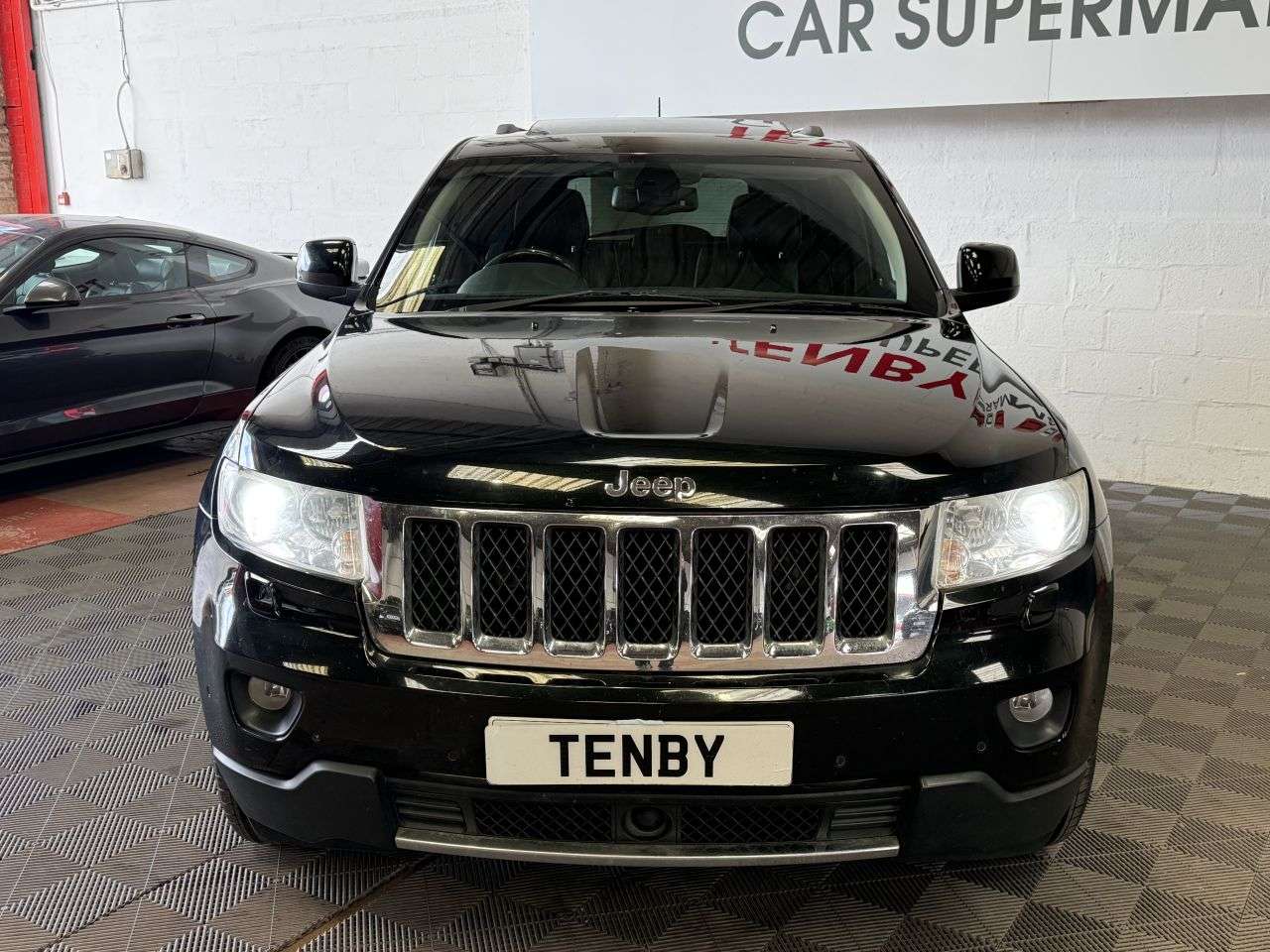 A 2012 JEEP GRAND CHEROKEE 3.0 V6 CRD Overland SUV 5dr Diesel Auto 4WD Euro 5 (237 bhp) A 2012 JEEP GRAND CHEROKEE 3.0 V6 CRD Overland SUV 5dr Diesel Auto 4WD Euro 5 (237 bhp)