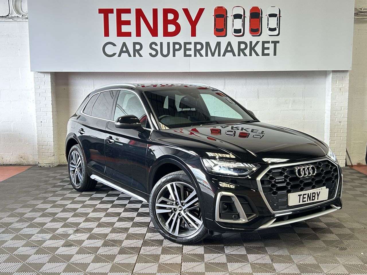 A 2021 AUDI Q5 2.0 TDI 40 S line SUV 5dr Diesel S Tronic quattro Euro 6 (s/s) (204 ps) FLT A 2021 AUDI Q5 2.0 TDI 40 S line SUV 5dr Diesel S Tronic quattro Euro 6 (s/s) (204 ps) FLT