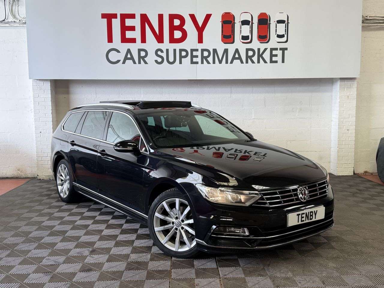A 2017 VOLKSWAGEN PASSAT 2.0 TDI R-Line Estate 5dr Diesel DSG Euro 6 (s/s) (150 ps) ADPT CRUISE+18"A A 2017 VOLKSWAGEN PASSAT 2.0 TDI R-Line Estate 5dr Diesel DSG Euro 6 (s/s) (150 ps) ADPT CRUISE+18"A