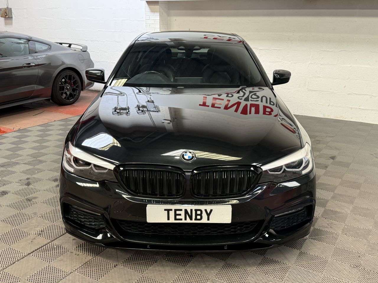 A 2017 BMW 5 SERIES 3.0 530d M Sport Saloon 4dr Diesel Auto xDrive Euro 6 (s/s) (265 ps) CARPLA A 2017 BMW 5 SERIES 3.0 530d M Sport Saloon 4dr Diesel Auto xDrive Euro 6 (s/s) (265 ps) CARPLA