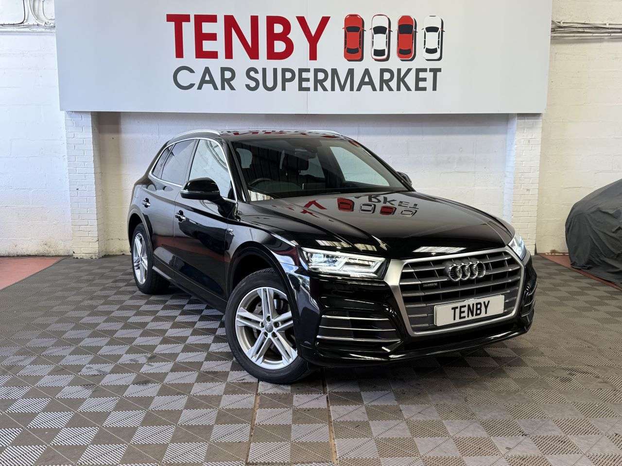 A 2018 AUDI Q5 2.0 TFSI S line SUV 5dr Petrol S Tronic quattro Euro 6 (s/s) (252 ps) A 2018 AUDI Q5 2.0 TFSI S line SUV 5dr Petrol S Tronic quattro Euro 6 (s/s) (252 ps)