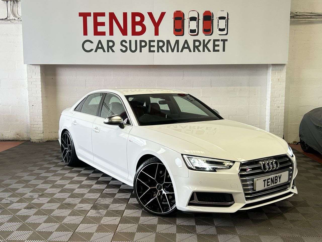 A 2017 AUDI S4 3.0 TFSI V6 Saloon 4dr Petrol Tiptronic quattro Euro 6 (s/s) (354 ps) RED L A 2017 AUDI S4 3.0 TFSI V6 Saloon 4dr Petrol Tiptronic quattro Euro 6 (s/s) (354 ps) RED L