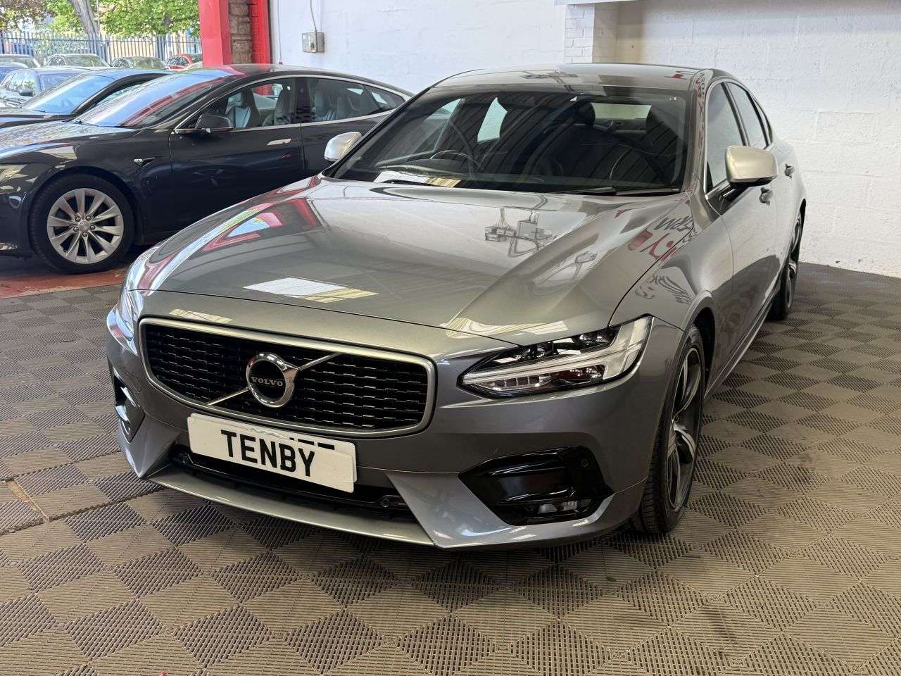 A 2019 VOLVO S90 2.0 T4 R-Design Plus Saloon 4dr Petrol Auto Euro 6 (s/s) (190 ps) A 2019 VOLVO S90 2.0 T4 R-Design Plus Saloon 4dr Petrol Auto Euro 6 (s/s) (190 ps)