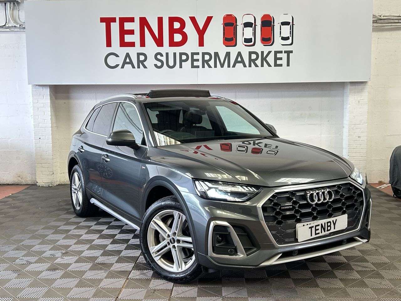 A 2021 AUDI Q5 2.0 TDI 40 S line SUV 5dr Diesel S Tronic quattro Euro 6 (s/s) (204 ps) A 2021 AUDI Q5 2.0 TDI 40 S line SUV 5dr Diesel S Tronic quattro Euro 6 (s/s) (204 ps)