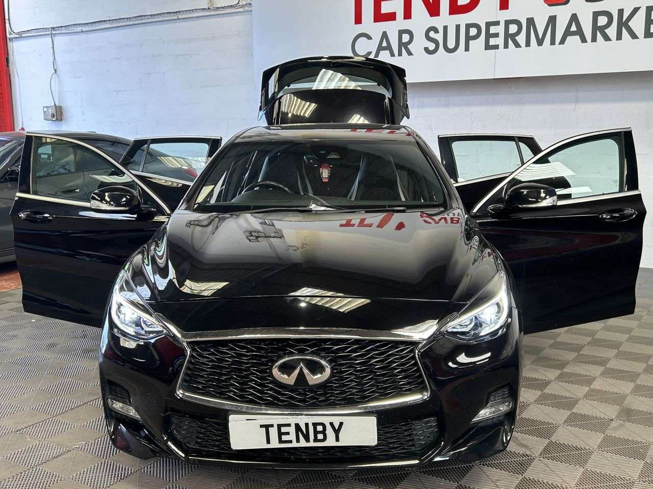 2017 INFINITI Q30 2017 INFINITI Q30