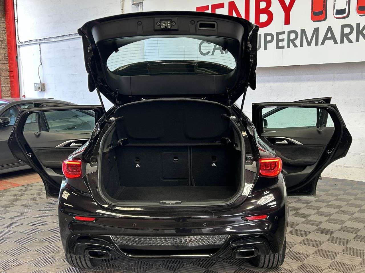 2017 INFINITI Q30 2017 INFINITI Q30
