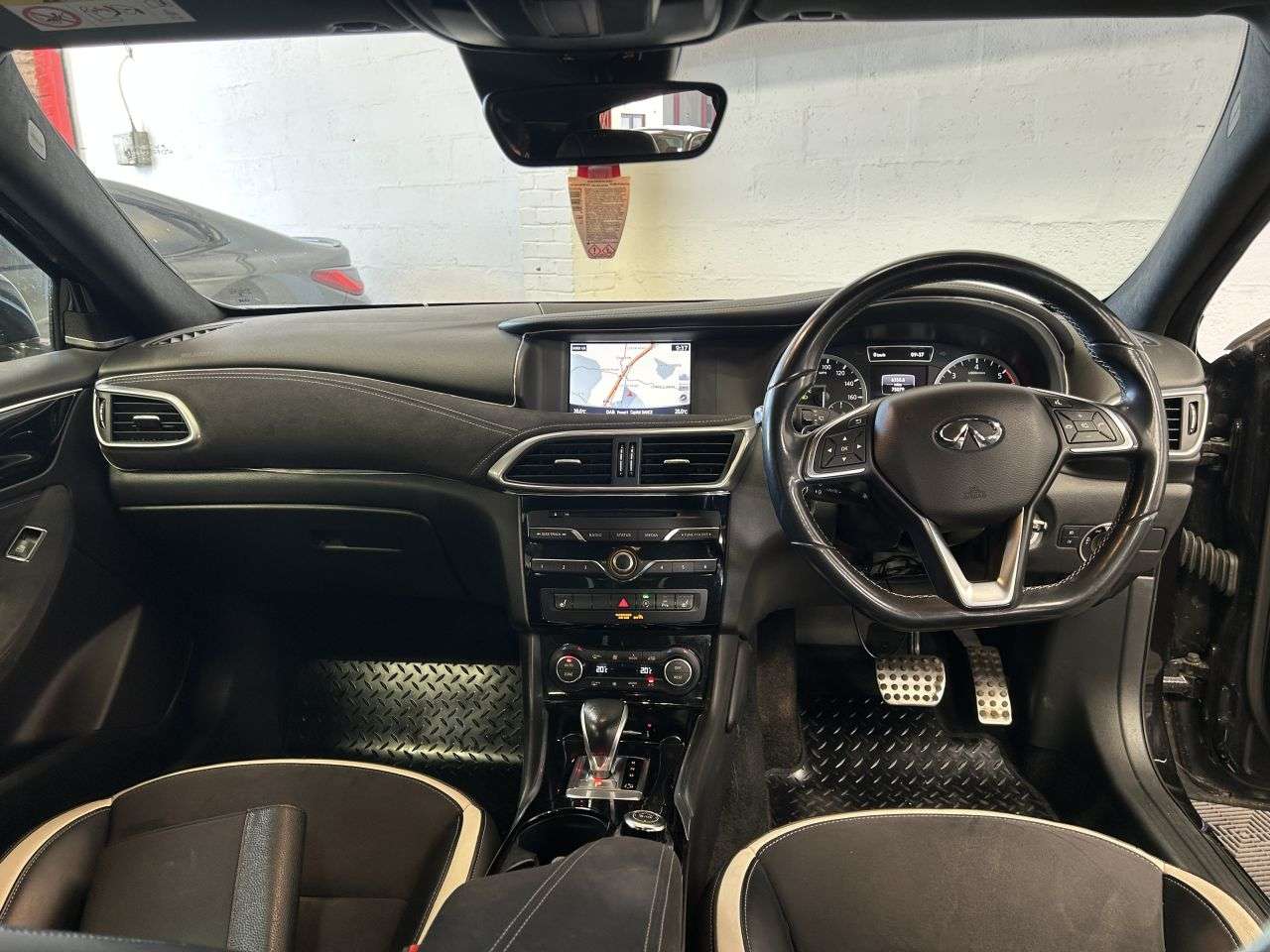 2017 INFINITI Q30 2017 INFINITI Q30