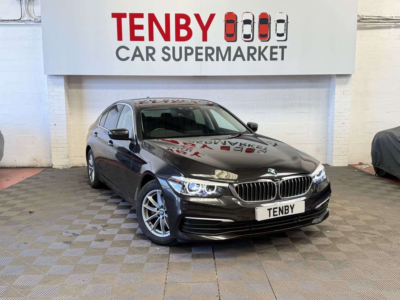 A 2017 BMW 5 SERIES 2.0 520d SE Saloon 4dr Diesel Auto Euro 6 (s/s) (190 ps) AMBIENT LIGHTS+F H A 2017 BMW 5 SERIES 2.0 520d SE Saloon 4dr Diesel Auto Euro 6 (s/s) (190 ps) AMBIENT LIGHTS+F H
