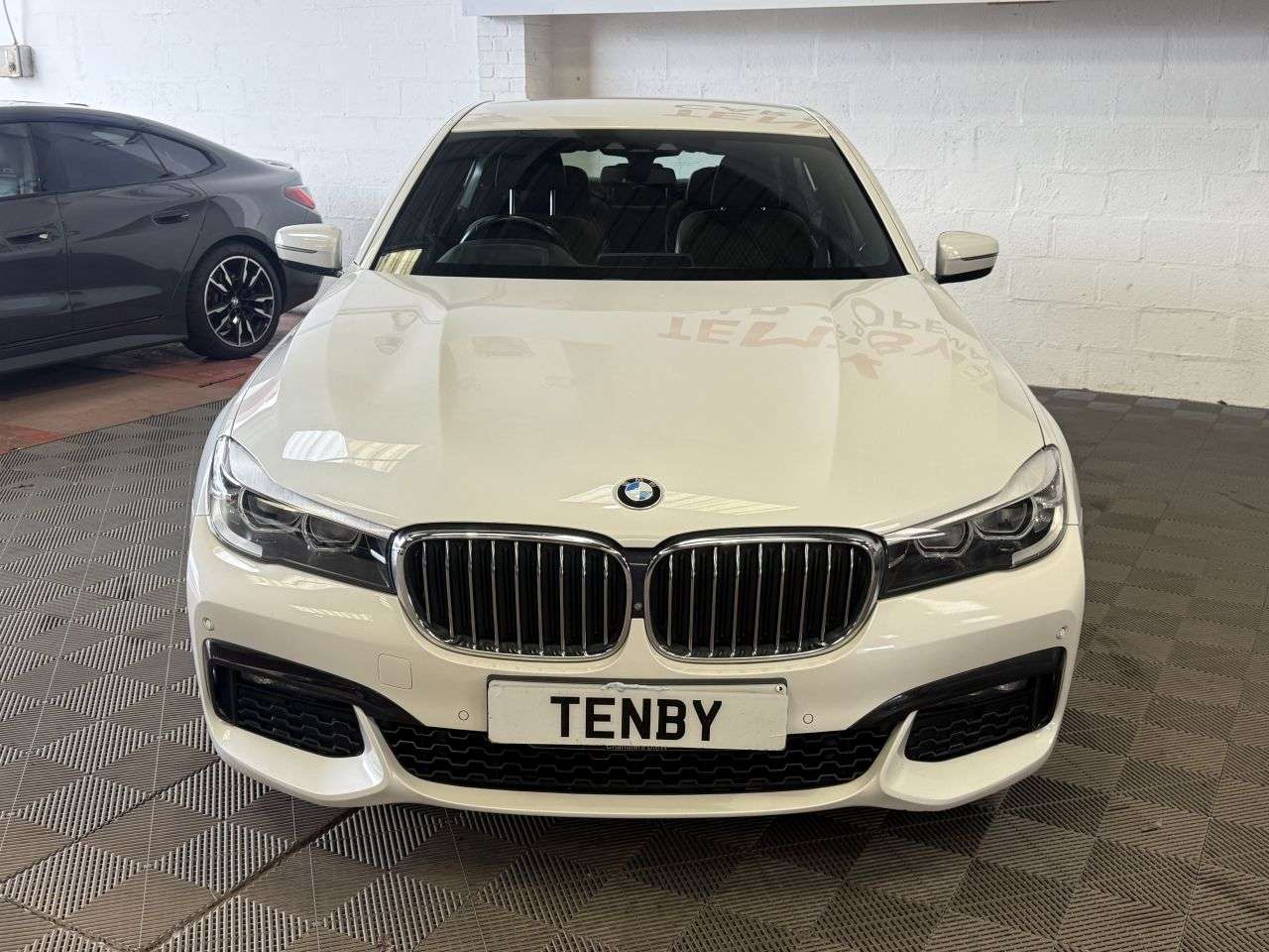 A 2017 BMW 7 SERIES 3.0 740d M Sport Saloon 4dr Diesel Auto xDrive Euro 6 (s/s) (320 ps) A 2017 BMW 7 SERIES 3.0 740d M Sport Saloon 4dr Diesel Auto xDrive Euro 6 (s/s) (320 ps)