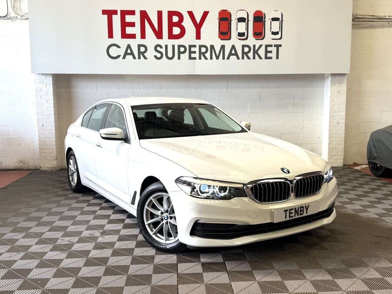 A 2017 BMW 5 SERIES 2.0 520d SE Saloon 4dr Diesel Auto xDrive Euro 6 (s/s) (190 ps) A 2017 BMW 5 SERIES 2.0 520d SE Saloon 4dr Diesel Auto xDrive Euro 6 (s/s) (190 ps)