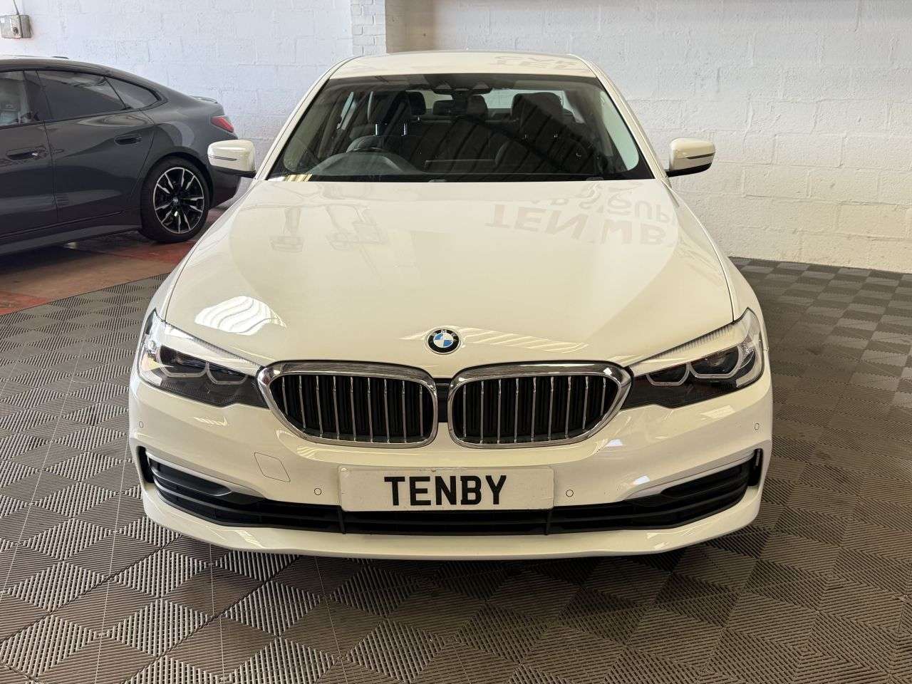 A 2017 BMW 5 SERIES 2.0 520d SE Saloon 4dr Diesel Auto xDrive Euro 6 (s/s) (190 ps) A 2017 BMW 5 SERIES 2.0 520d SE Saloon 4dr Diesel Auto xDrive Euro 6 (s/s) (190 ps)